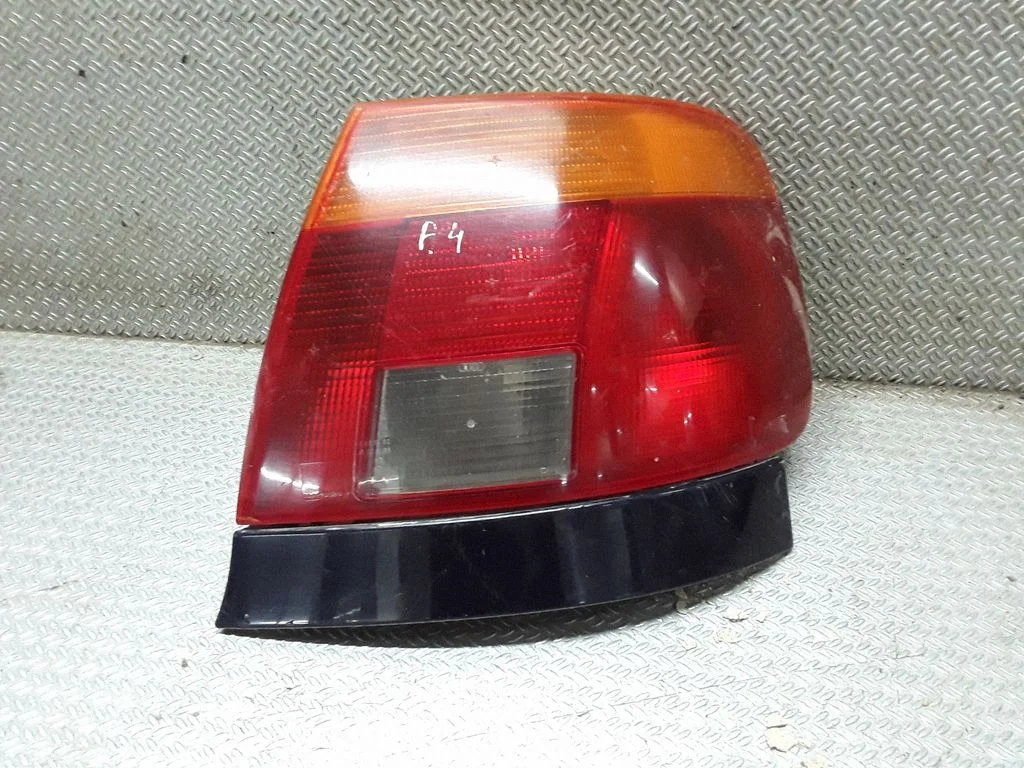 Aizmugurējais lukturis virsbūvē – Audi A4 S4 B5 8D (1994-1999)