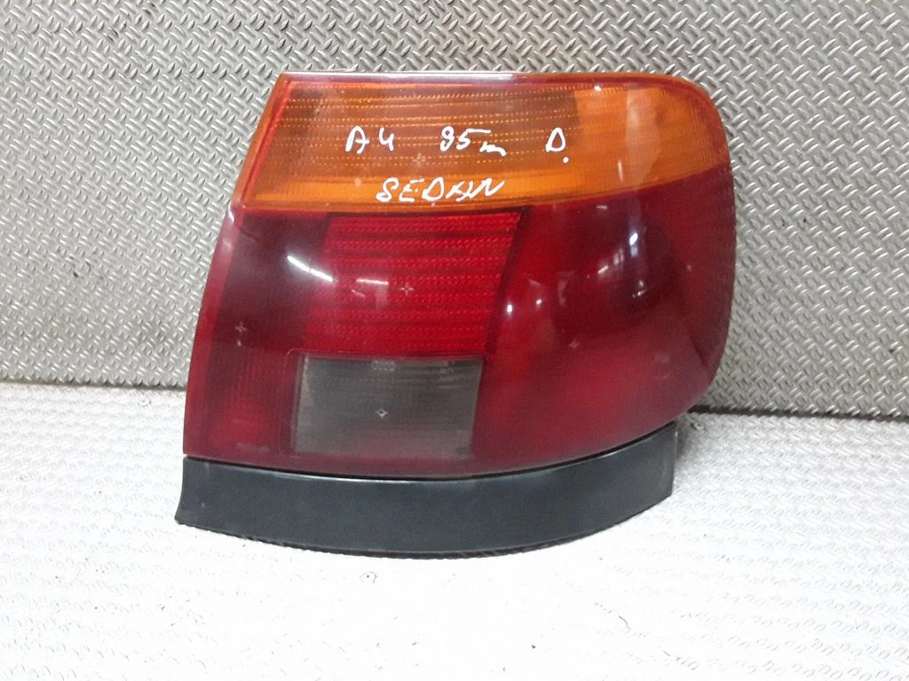 Aizmugurējais lukturis virsbūvē – Audi A4 S4 B5 8D (1994-1999)
