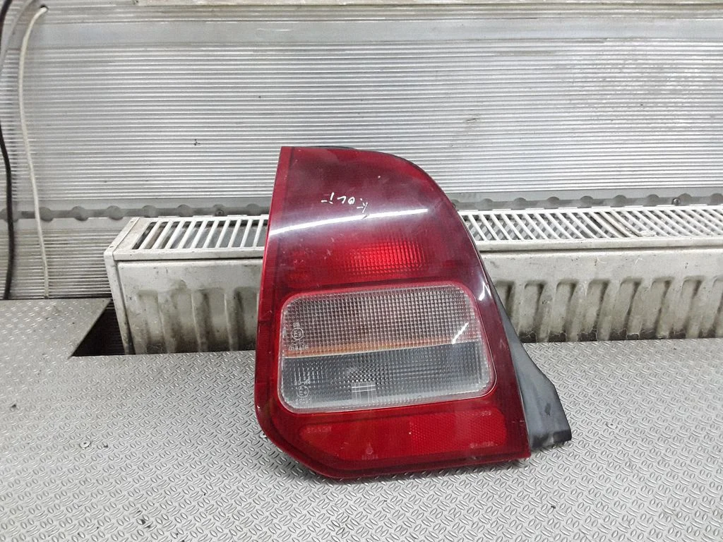 Lampa tylna w błotniku – Mitsubishi Colt (1996-2004)