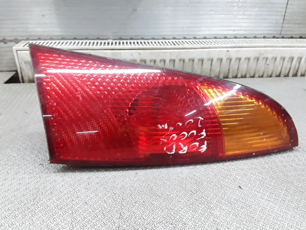 Lampa tylna w błotniku – Ford Focus (1998-2004)