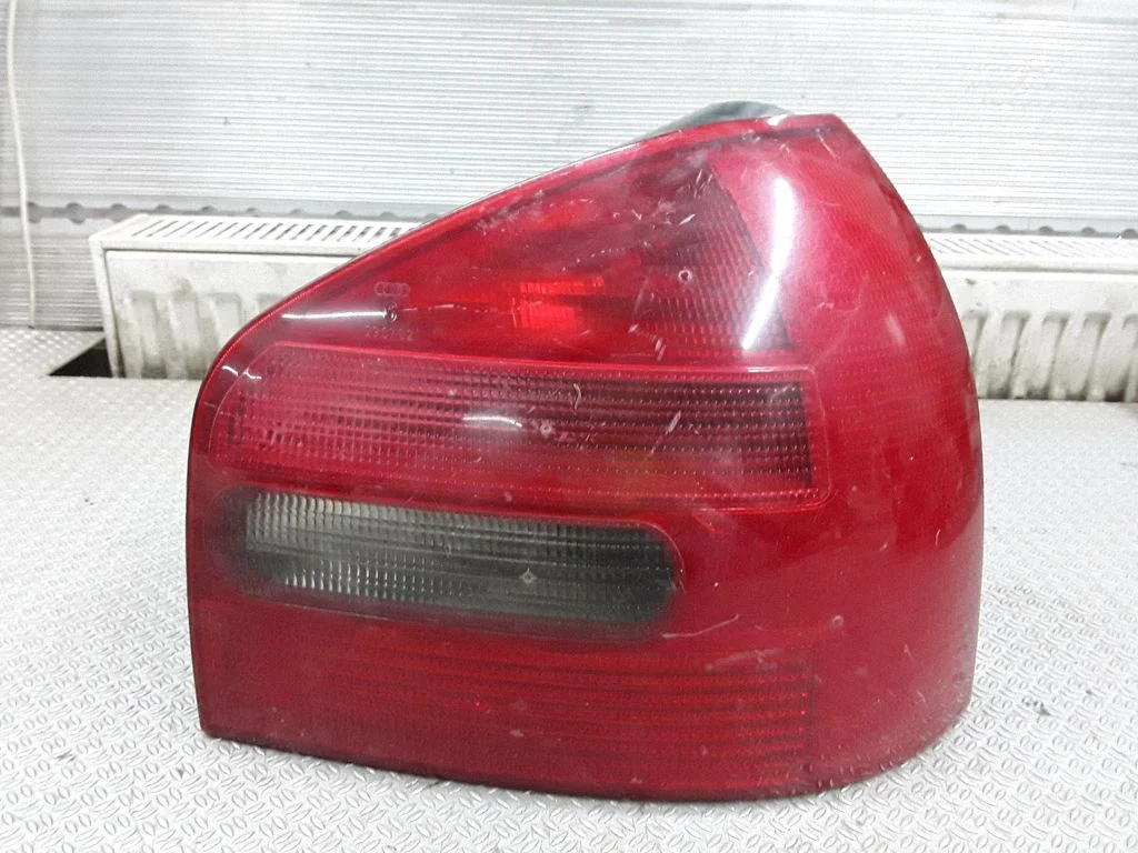Aizmugurējais lukturis virsbūvē – Audi A3 S3 8L (1996-2003)