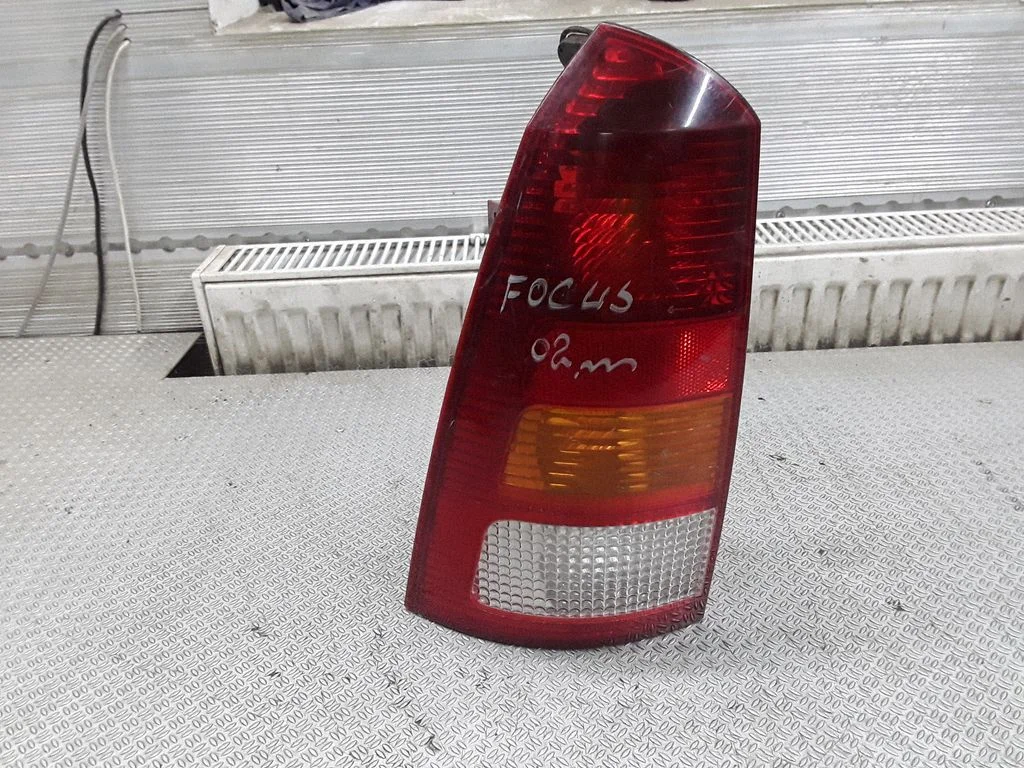 Aizmugurējais lukturis virsbūvē – Ford Focus (1998-2004)
