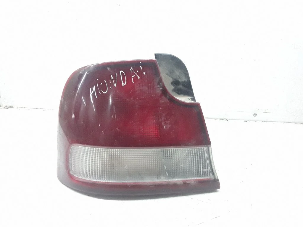 Aizmugurējais lukturis virsbūvē – Hyundai Lantra II (1995-2000)