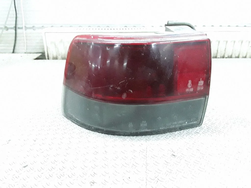 Aizmugurējais lukturis virsbūvē 92401232
