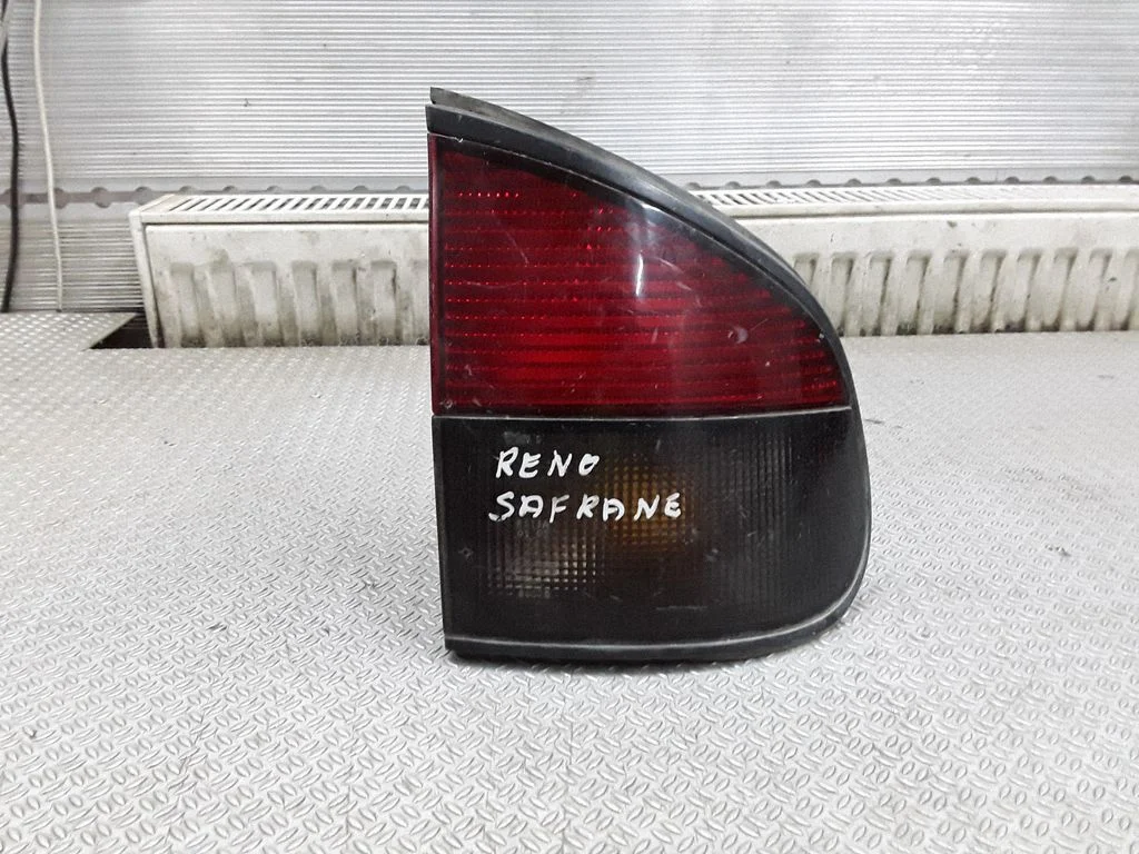 Lampa tylna w błotniku – Renault Safrane (1992-2000)