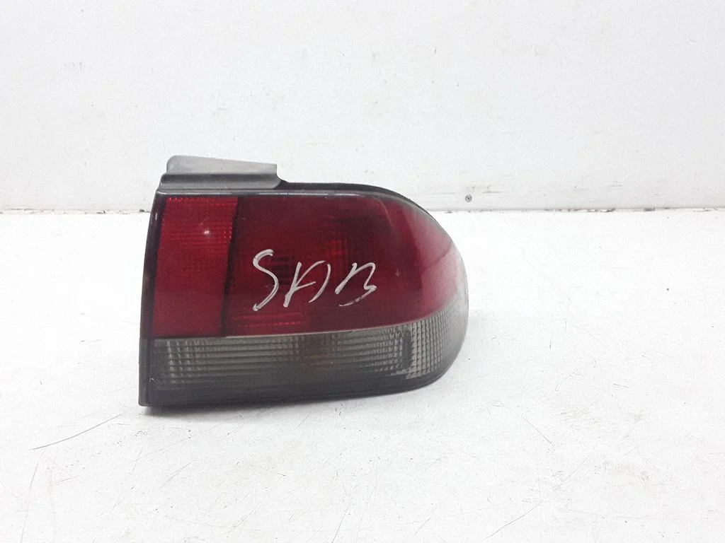 Aizmugurējais lukturis virsbūvē – Saab 900 (1994-1998), labā