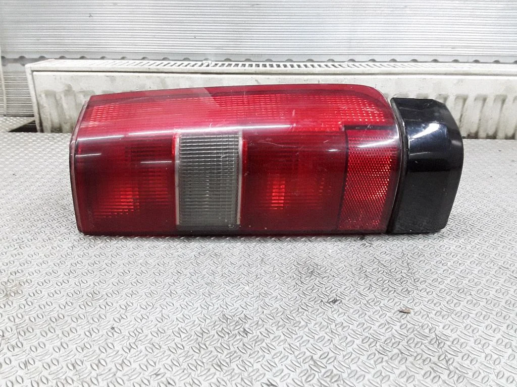Aizmugurējais lukturis virsbūvē – Volvo 850 (1991-1997)