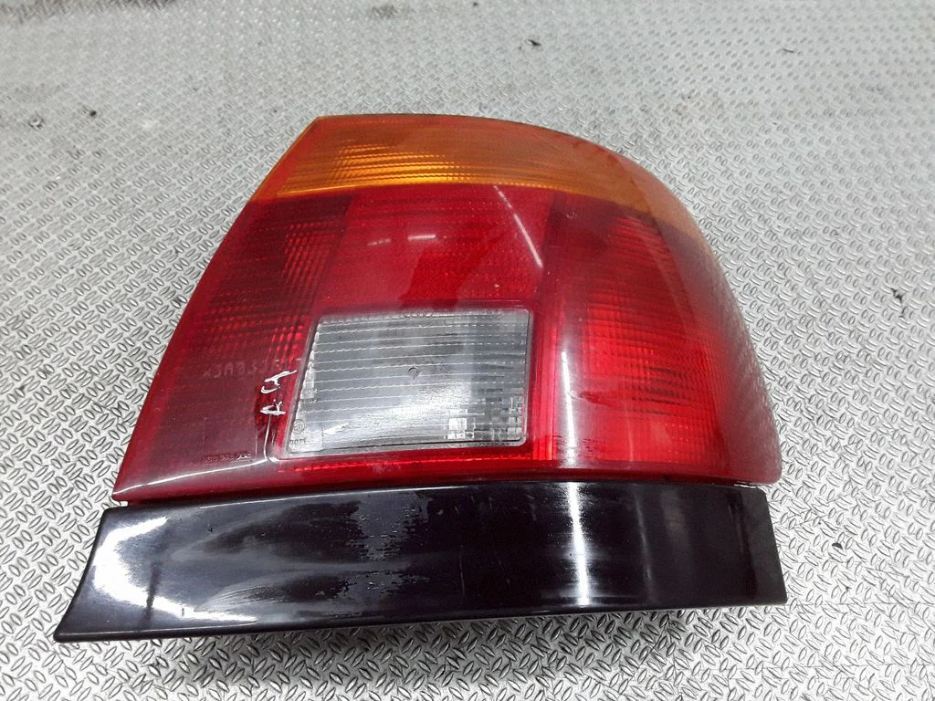 Aizmugurējais lukturis virsbūvē – Audi A4 S4 B5 8D (1994-1999)