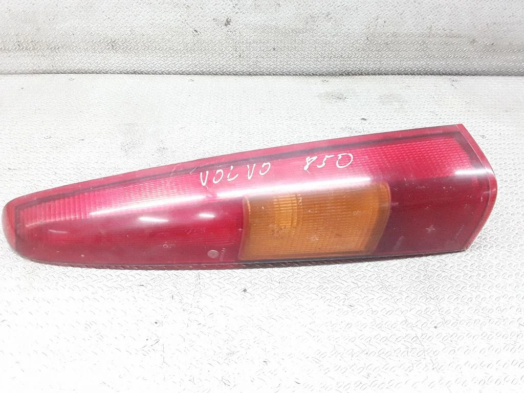 Aizmugurējais lukturis virsbūvē – Volvo 850 (1991-1997)