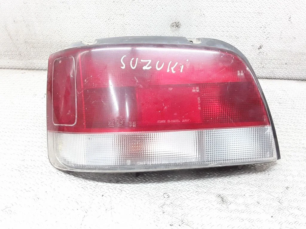 Lampa tylna w błotniku 3308505L – Suzuki Esteem Baleno (1995-2001)