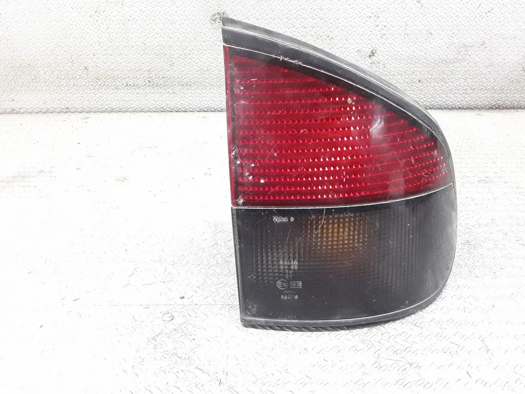 Aizmugurējais lukturis virsbūvē – Renault Safrane (1992-2000)