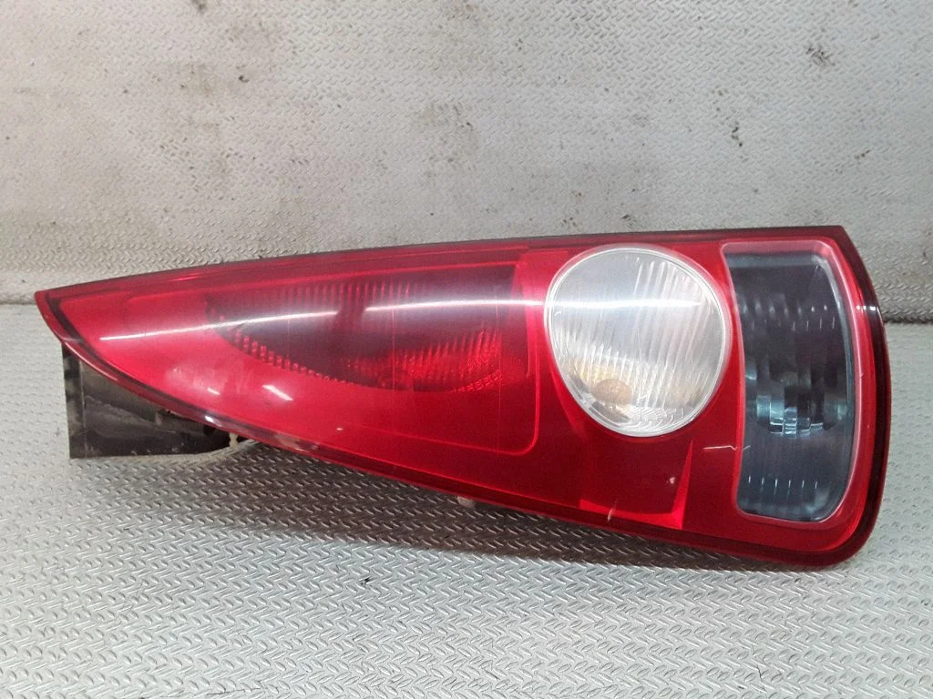 Rear/tail lights – left