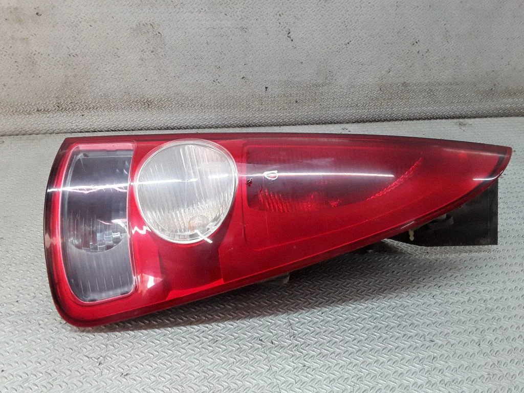 Rear/tail lights – right