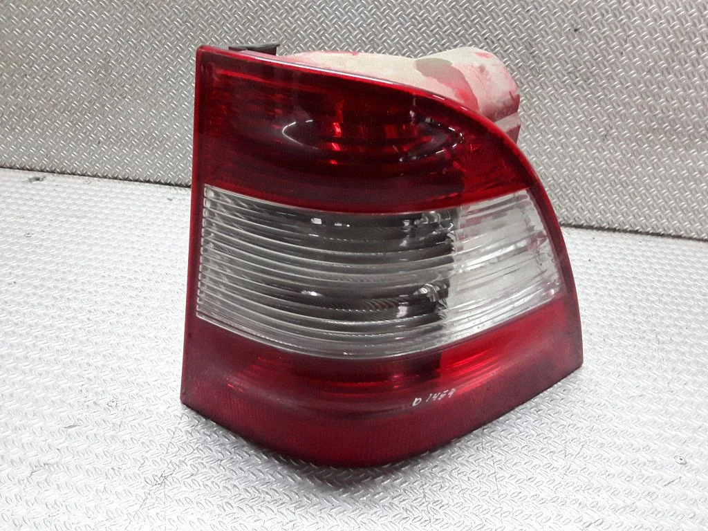 Rear/tail lights – right