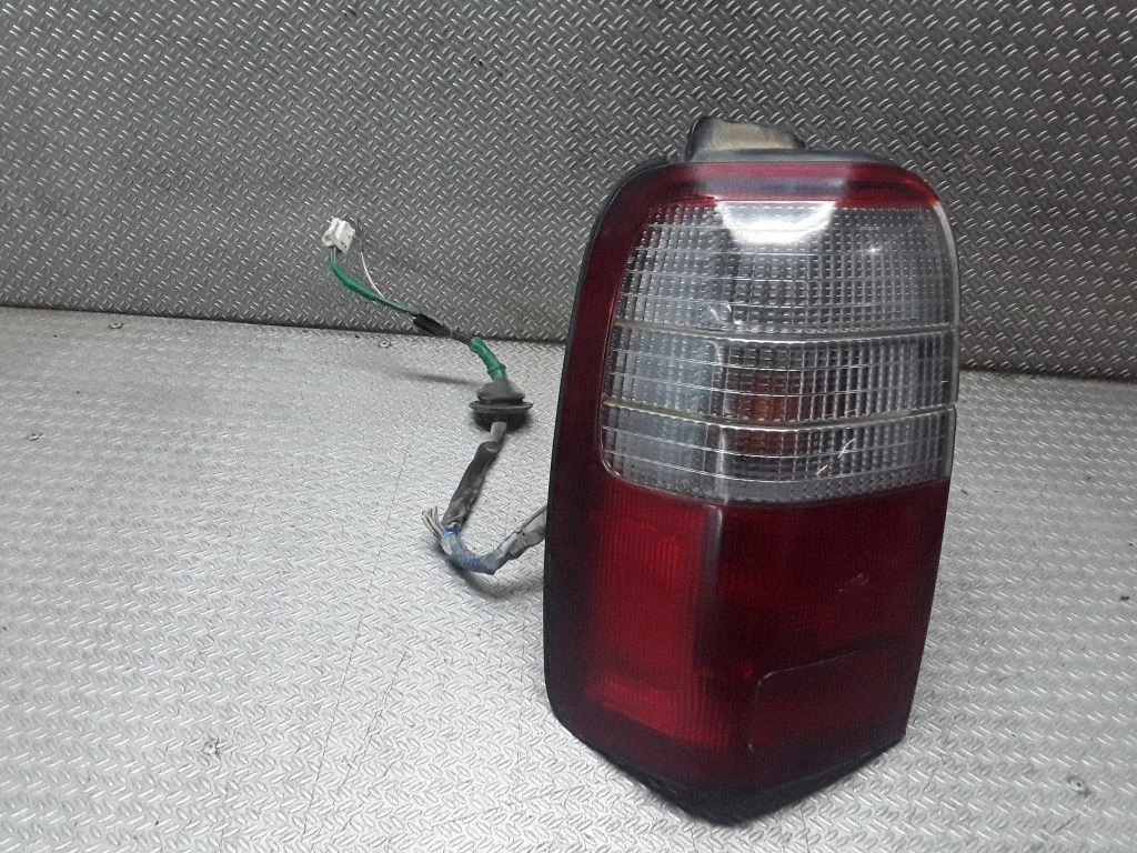 Rear/tail lights – Toyota Hilux (N80, N90, N100, N110) (1988-1997)