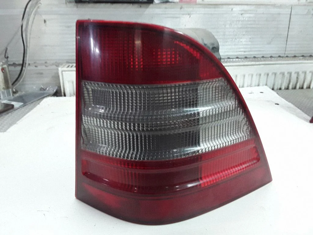 Rear/tail lights A16382002