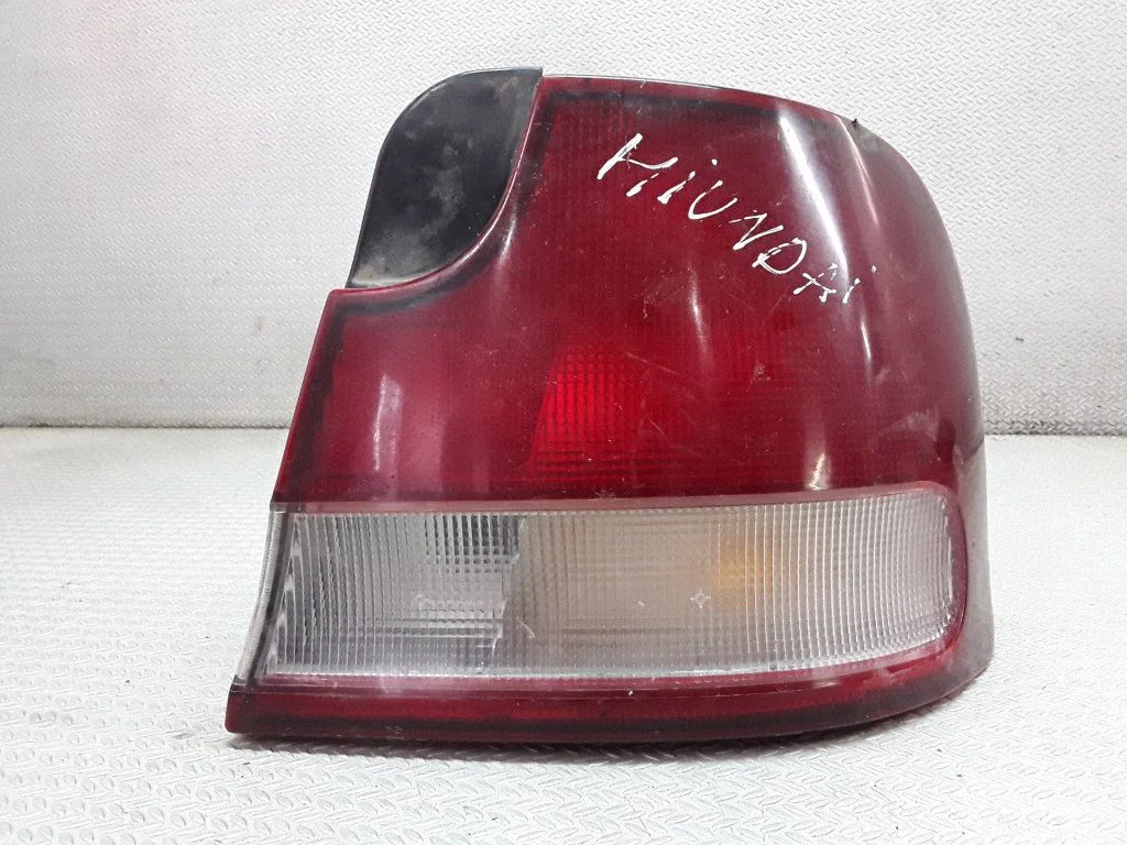 Aizmugurējais lukturis virsbūvē – Hyundai Lantra II (1995-2000)