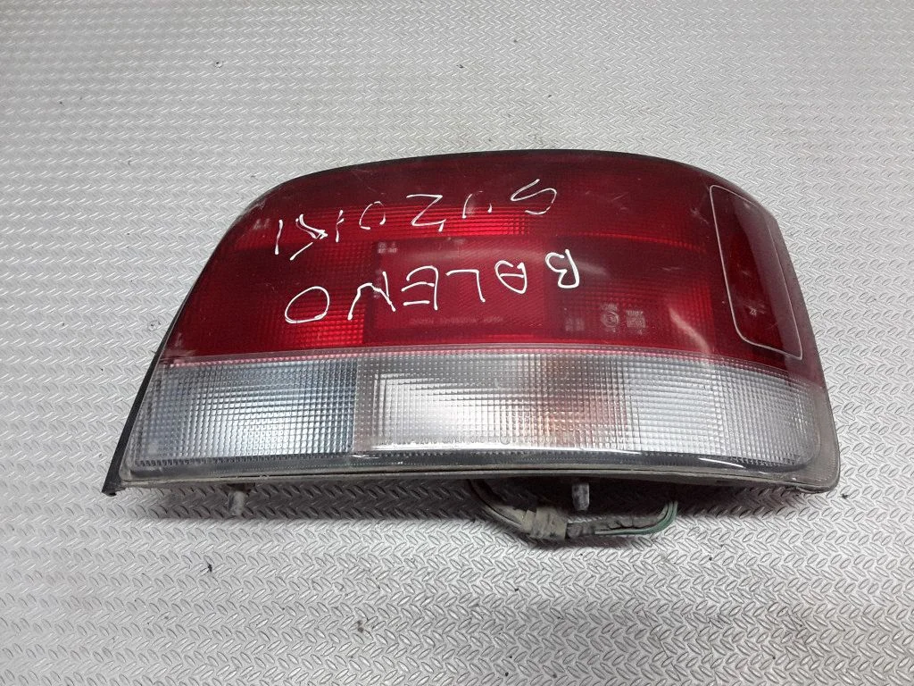 Lampa tylna w błotniku 3308505R – Suzuki Esteem Baleno (1995-2001)