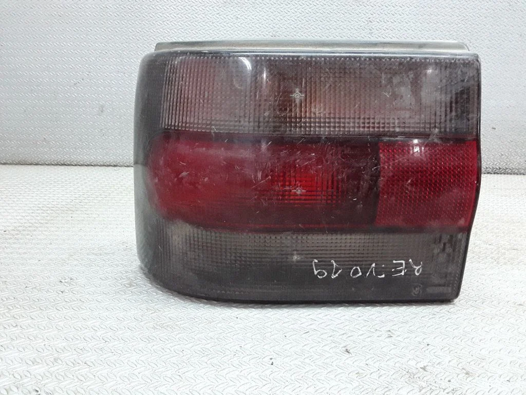 Aizmugurējais lukturis virsbūvē – Renault 19 (1988-1996)