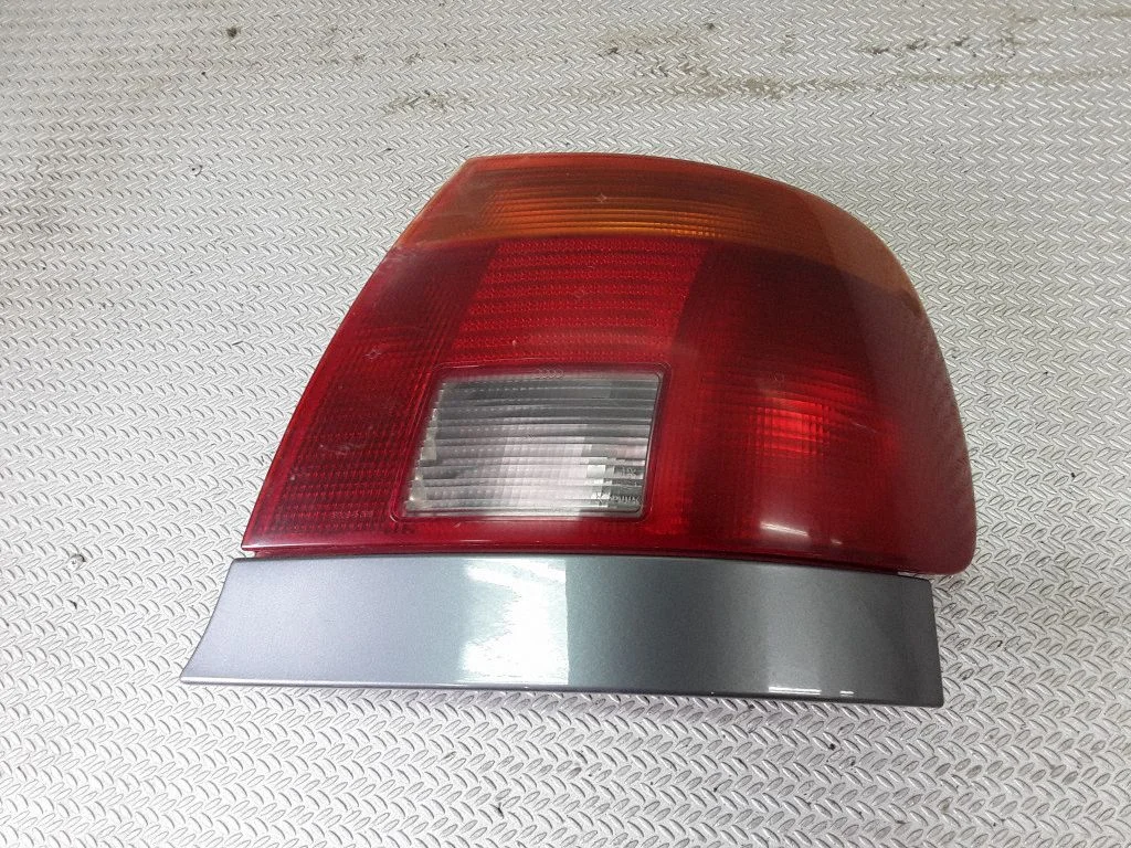 Aizmugurējais lukturis virsbūvē – Audi A4 S4 B5 8D (1994-1999)