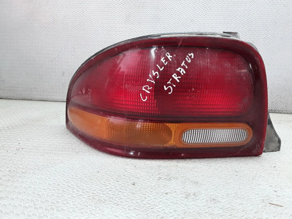 Rear/tail lights – Chrysler Stratus (1995-2001), left