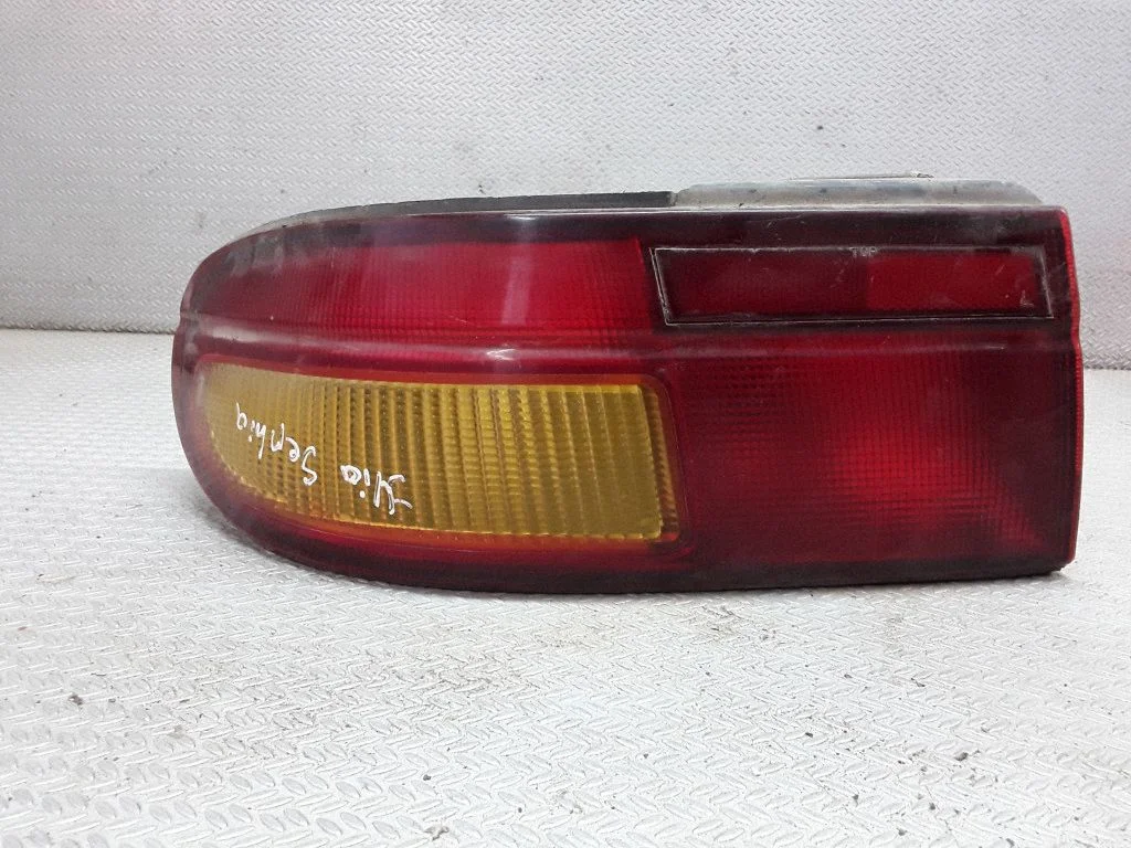 Lampa tylna w błotniku 0K20N51140L – KIA Sephia (1994-1998)
