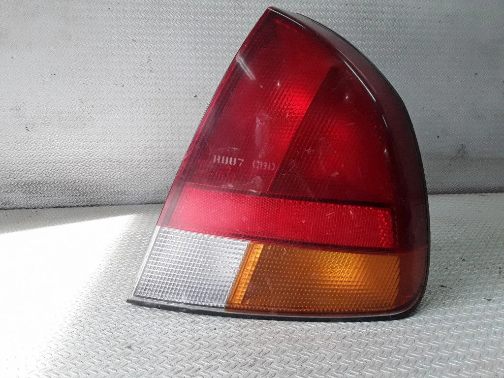 Rear/tail lights – Mitsubishi Carisma (1996-1999)