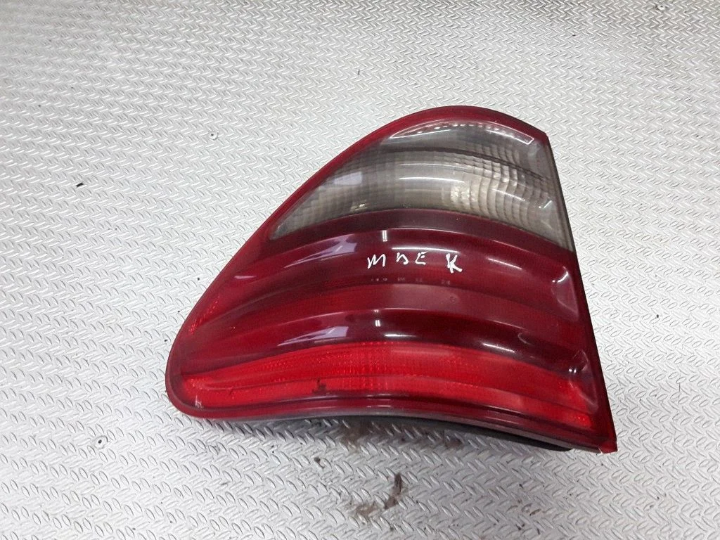 Lampa tylna w błotniku A2109205364