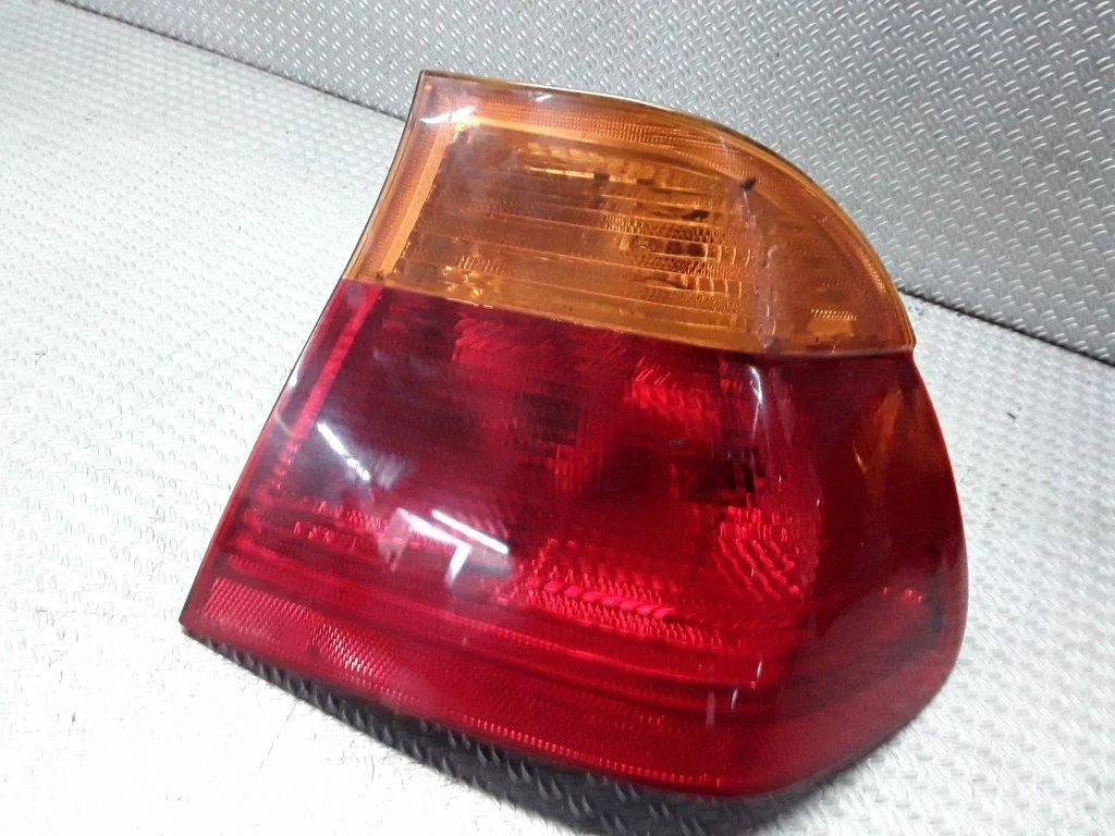 Lampa tylna w błotniku 8364922
