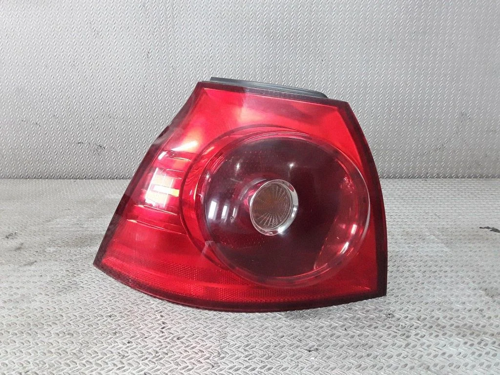 Aizmugurējais lukturis virsbūvē – Volkswagen Golf Plus (2005-2013)