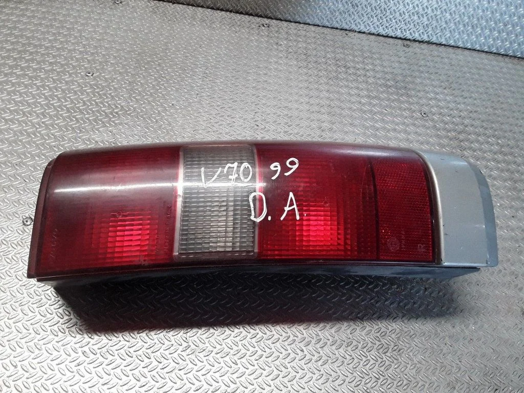 Aizmugurējais lukturis virsbūvē – Volvo 850 (1991-1997)