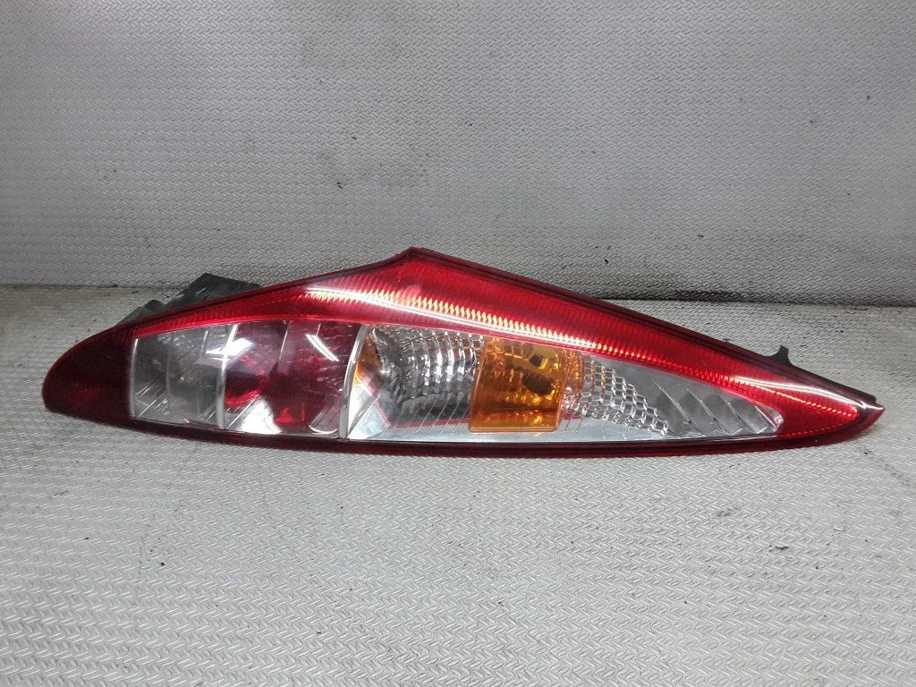 Lampa tylna w błotniku – lewa