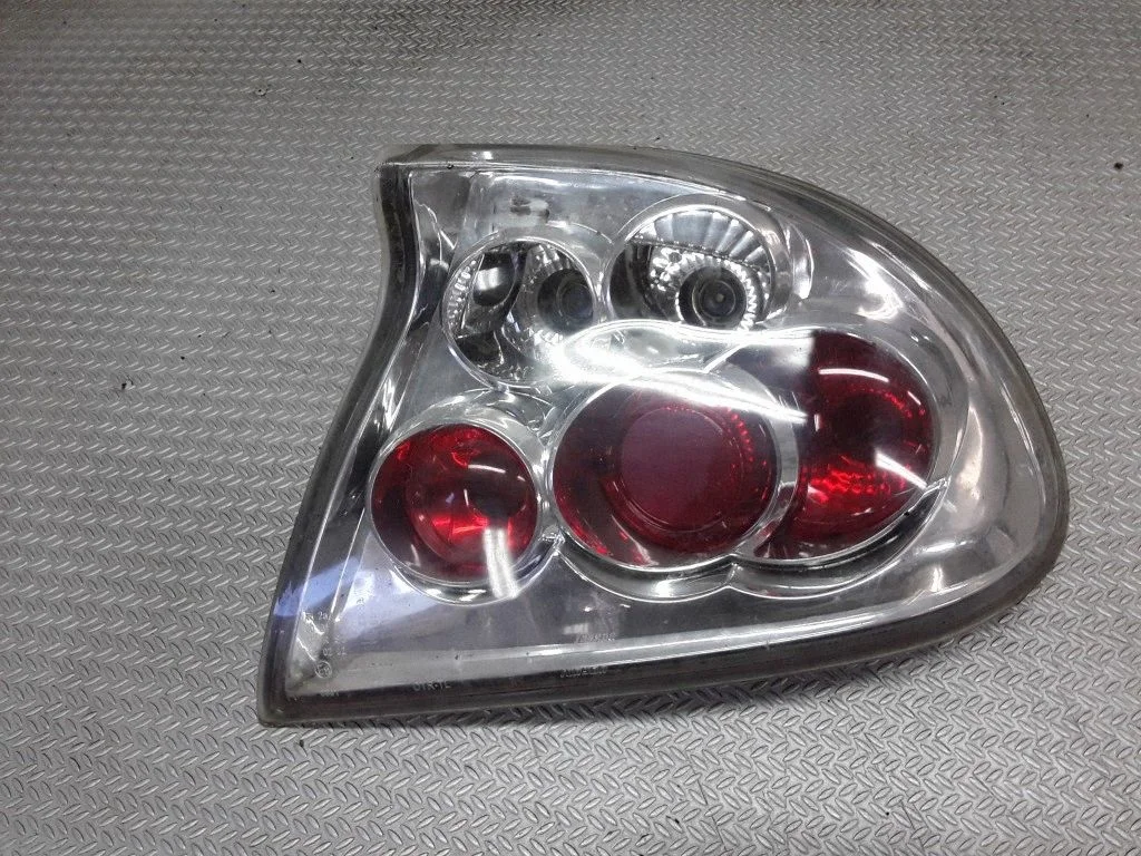 Aizmugurējais lukturis virsbūvē – Opel Tigra A (1994-2000), labā