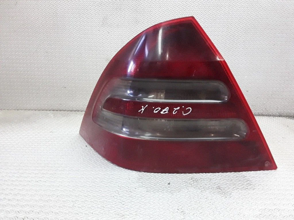 Lampa tylna w błotniku – lewa