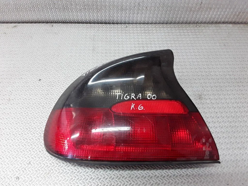 Aizmugurējais lukturis virsbūvē – Opel Tigra A (1994-2000)