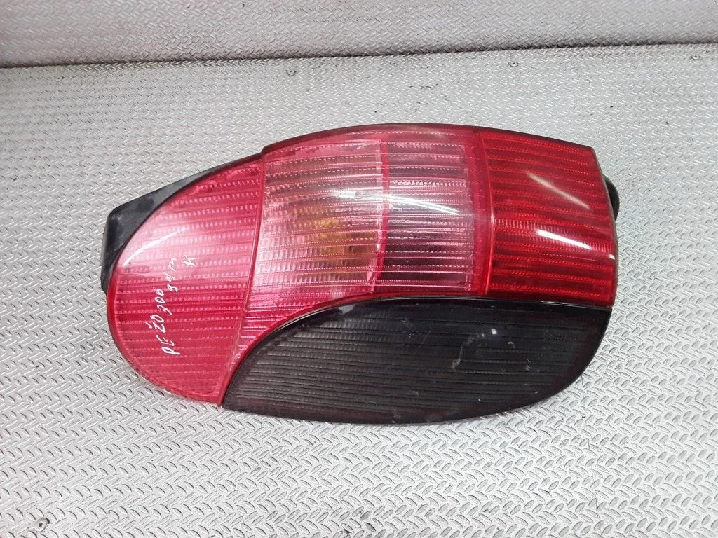 Rear/tail lights – left