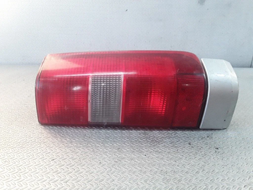 Aizmugurējais lukturis virsbūvē – Volvo 850 (1991-1997)