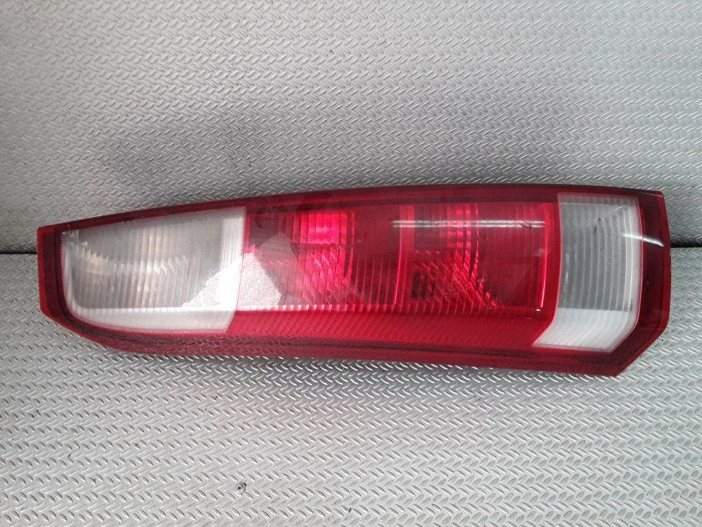Aizmugurējais lukturis virsbūvē – Opel Meriva A (2003-2010)