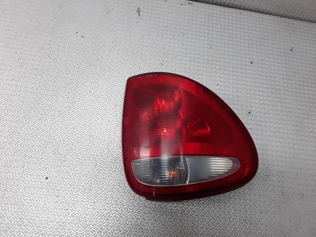 Aizmugurējais lukturis virsbūvē – Chrysler Voyager (1996-2001)