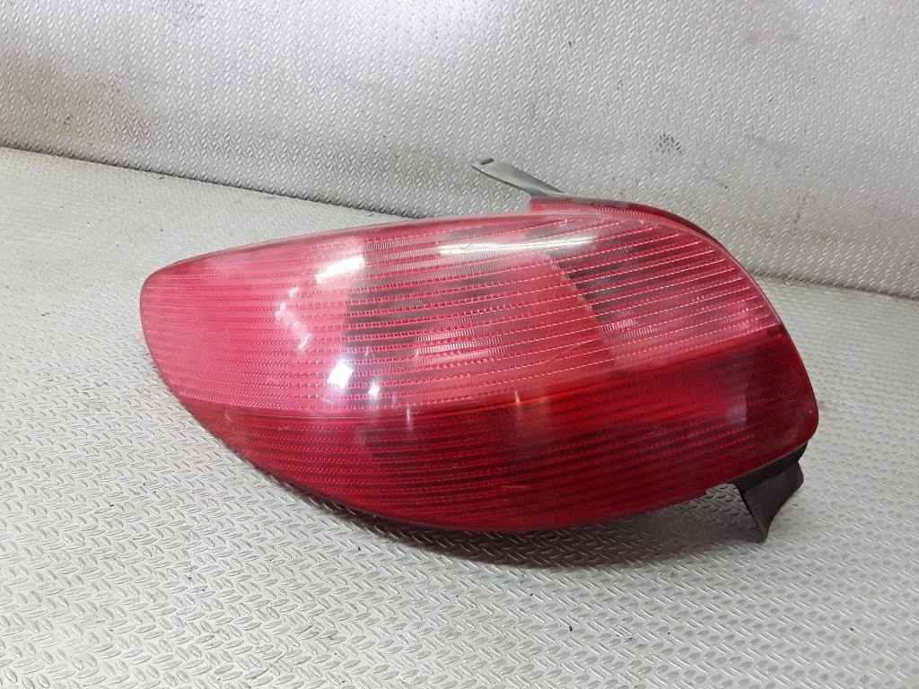 Lampa tylna w błotniku – lewa