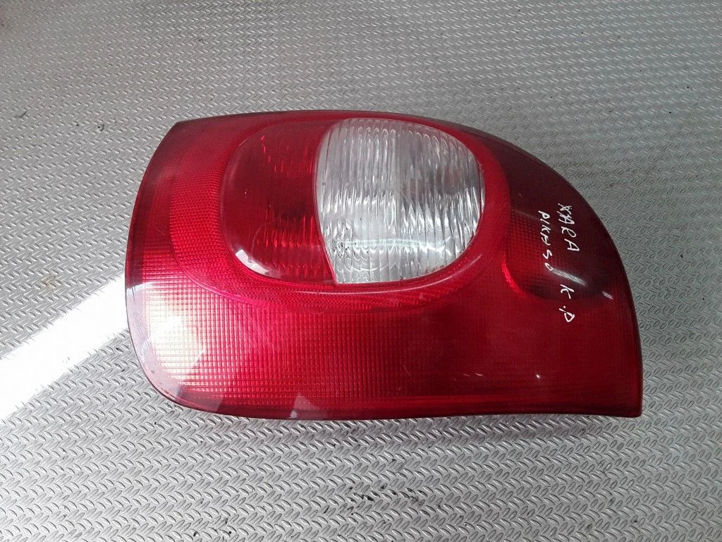 Aizmugurējais lukturis virsbūvē 085521913