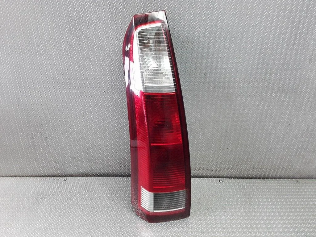 Aizmugurējais lukturis virsbūvē – Opel Meriva A (2003-2010)