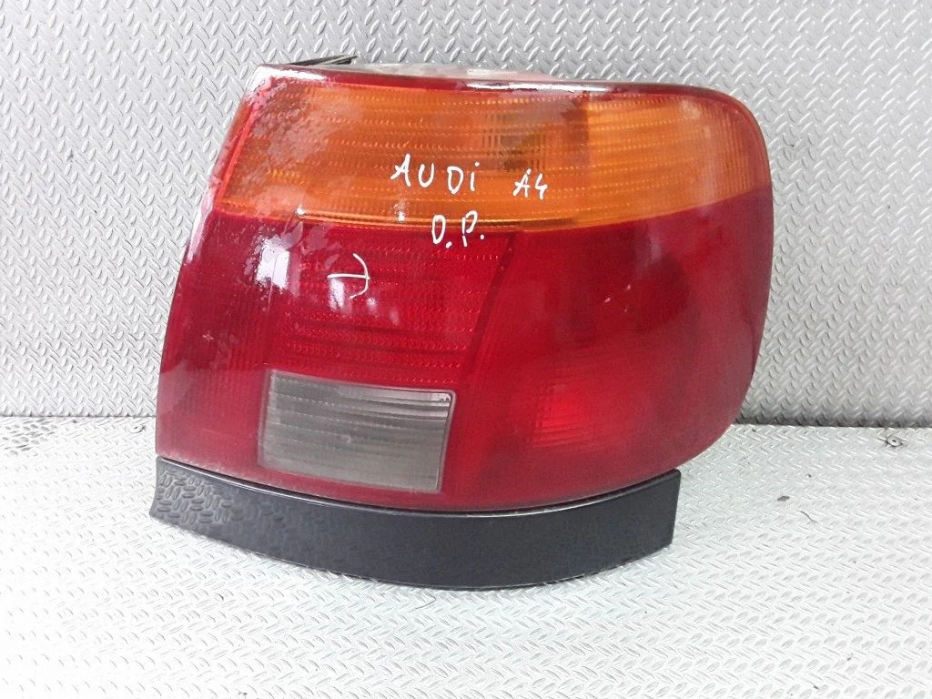 Aizmugurējais lukturis virsbūvē – Audi A4 S4 B5 8D (1994-1999)