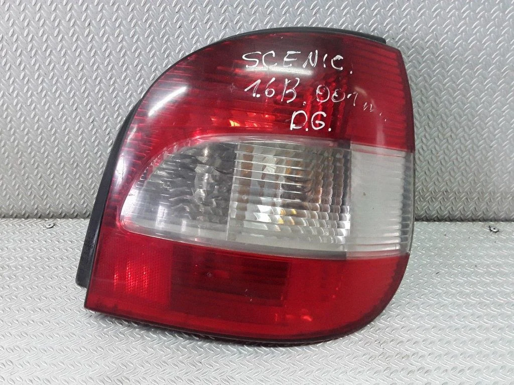 Rear/tail lights – right