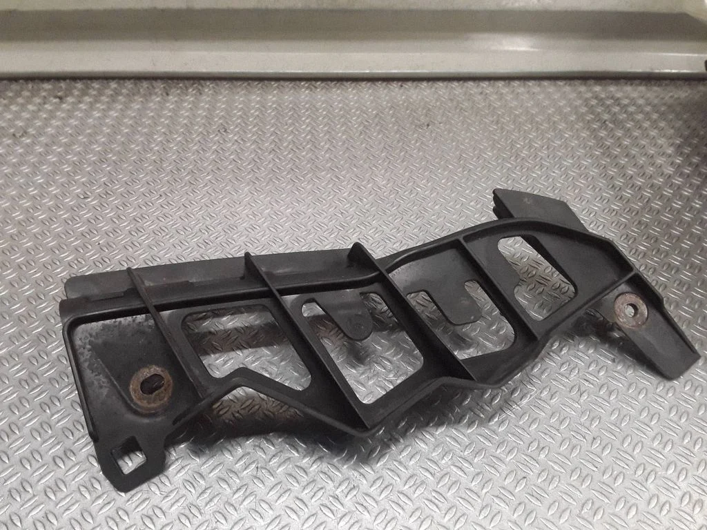 Esitule kinnitusklamber – Volkswagen Touran I (2003-2010)
