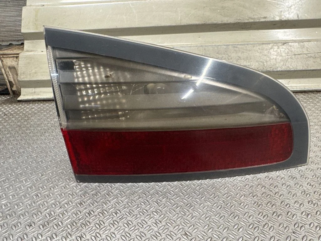 Lampa tylna w klapie – lewy tył