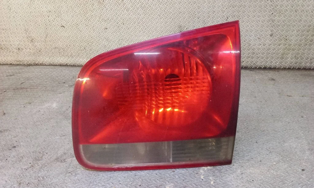 Aizmugurējais lukturis bagāžnieka vākā – Volkswagen Touareg I (2002-2010)