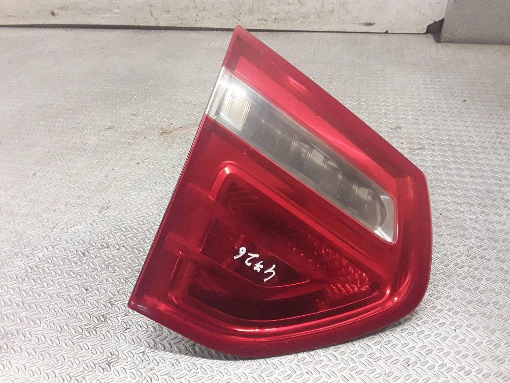 Tailgate rear/tail lights – left