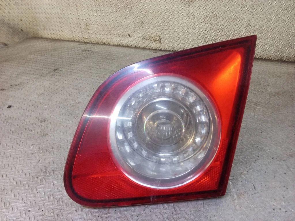 Lampa tylna w klapie – Volkswagen Passat B6 (2005-2010)