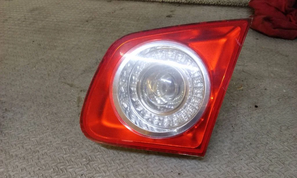 Lampa tylna w klapie – Volkswagen Jetta V (2005-2010)